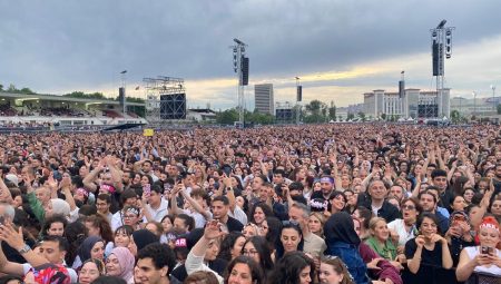 Tarkan, Ankara’da Büyüleyici Bir Konser Verdi